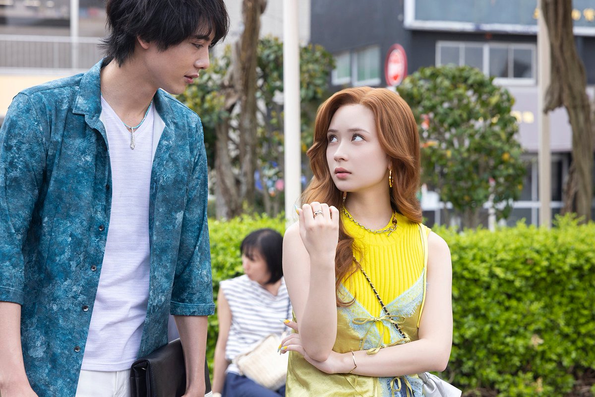 modelpress's tweet photo. /／
🌻畑芽育 “大人になった野原ひまわり役”に
\＼

「クレヨンしんちゃん」実写化ショートムービー第6話配信開始 畑が初登場🏠
https://t.co/jjaWHfLBpZ

畑は、渦巻き状のくるんとした前髪がチャームポイントのひまわり役で登場。高橋文哉が畑をおんぶして歩く場面では、息のあった様子を見せた。 https://t.co/Xz9BNqubNW