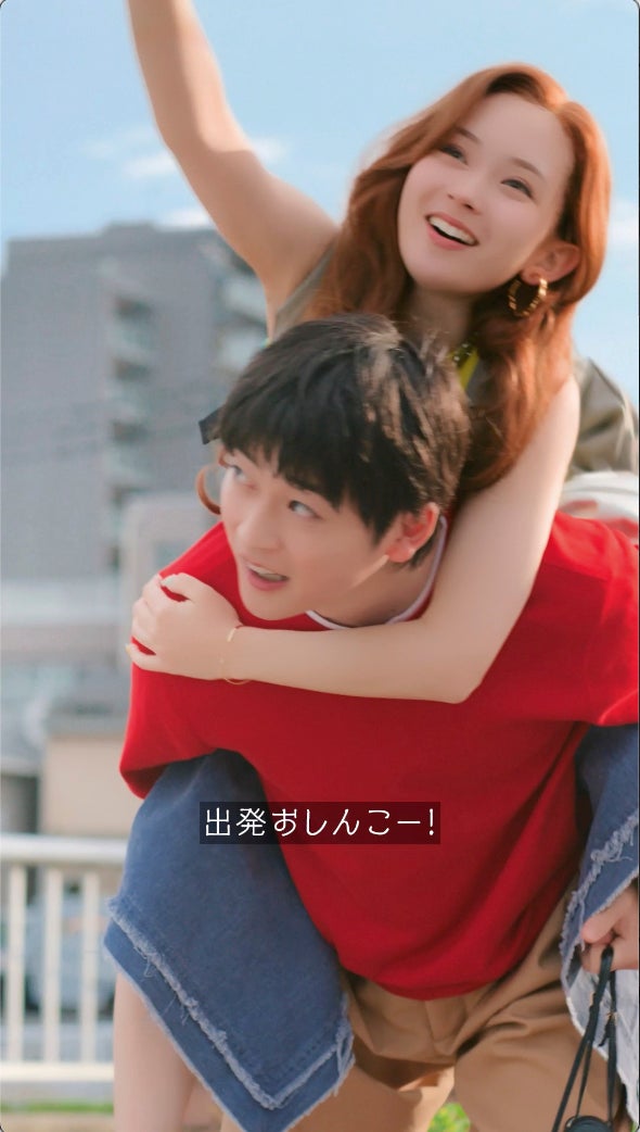 modelpress's tweet photo. /／
🌻畑芽育 “大人になった野原ひまわり役”に
\＼

「クレヨンしんちゃん」実写化ショートムービー第6話配信開始 畑が初登場🏠
https://t.co/jjaWHfLBpZ

畑は、渦巻き状のくるんとした前髪がチャームポイントのひまわり役で登場。高橋文哉が畑をおんぶして歩く場面では、息のあった様子を見せた。 https://t.co/Xz9BNqubNW