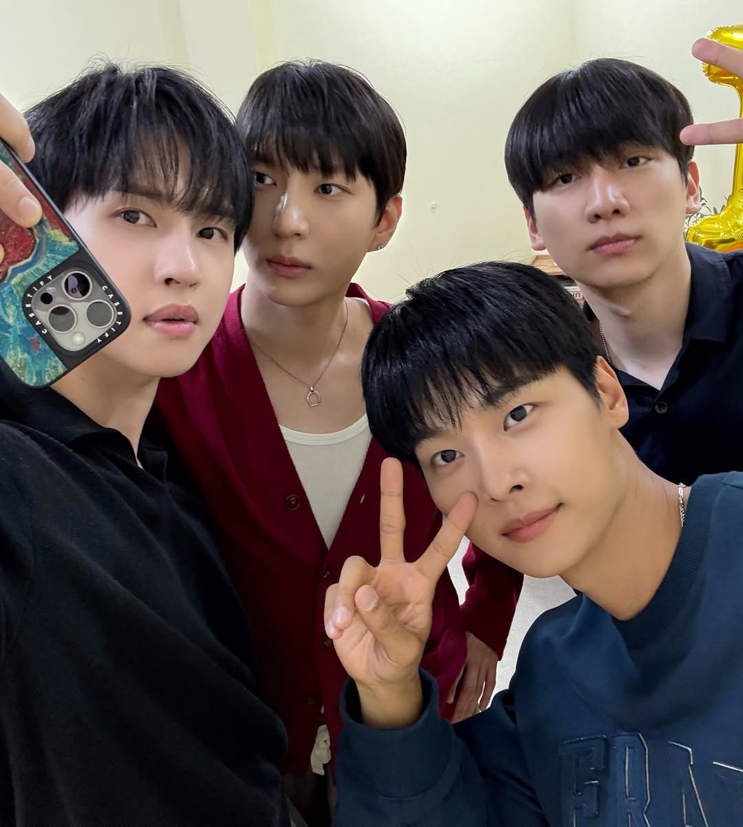 taeknyangi's tweet photo. ~빅스 근황 정리~
엔 레오 켄 혁 다같이 모여 지난 5월 24일 데뷔 13주년 맞이하심(미모관리ㄹㅈㄷ심)
멤버들끼리 서로 보고싶어서<< 전화하시는 사이
서로의 활동을 늘 관람, 응원 및 샤라웃하시고 멤버들끼리 샵도 같으심
빅스의기둥,천재막내 한상혁군 내년 1월 소집해제 예정 => 바로 당연히, 콘서트한다고 하심⭐⭐⭐⭐⭐

멤버별 근황 타래로
