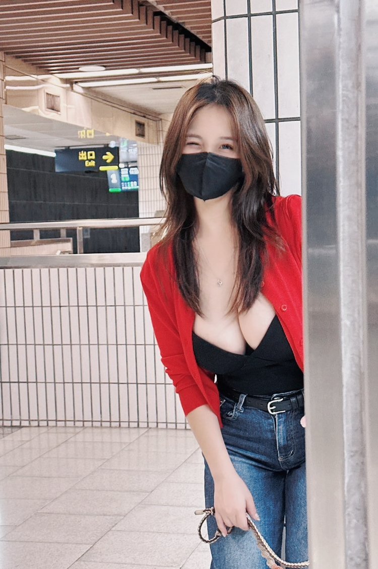 好啦覺得照片很好看po一次 😂
-
後續收到太多訊息了
臉都是遮好遮滿 名字也都好像
怪我的養分都長在奶子沒長在腦子
總是忘記誰是誰🥹