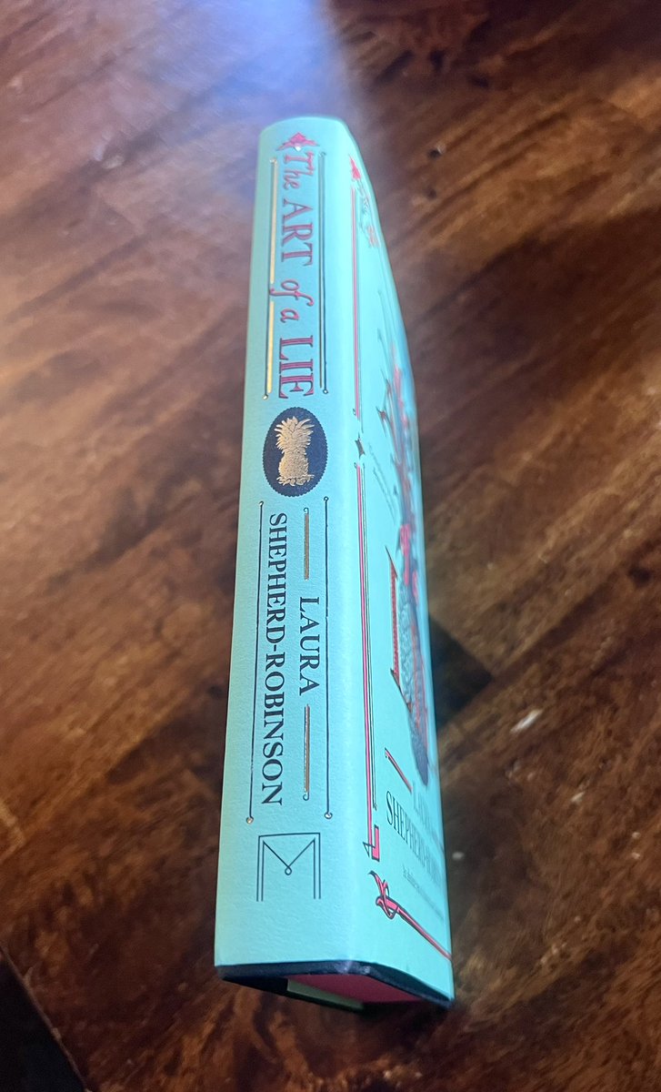 I can't get over how beautiful the indie special edition of THE ART OF A LIE is. I love everything about it. It has sprayed edges with 🍍🍍🍍, original endpapers, and it's signed by MEEE. Out in the UK in 2 weeks, available to pre-order from your local independent bookshop
💚🍦🍍