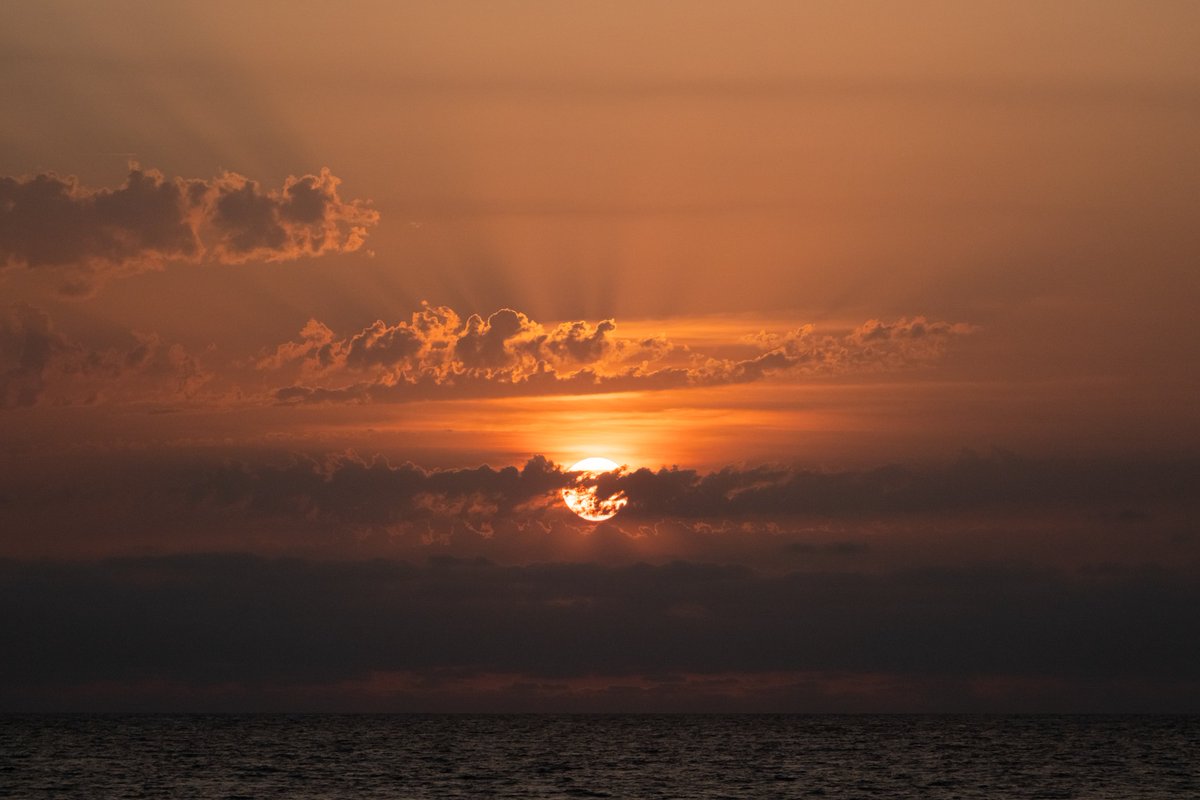 Vous savez ce qu'il y a de bien dans les couchers de soleil qui nous sont donnés d'admirer ? C'est qu'on a toute une vie pour espérer encore en voir des plus beaux.

Cette photo est bien sûr libre de droits : unsplash.com/fr/photos/mXS-…

#sunset #ocean #landscapephotography