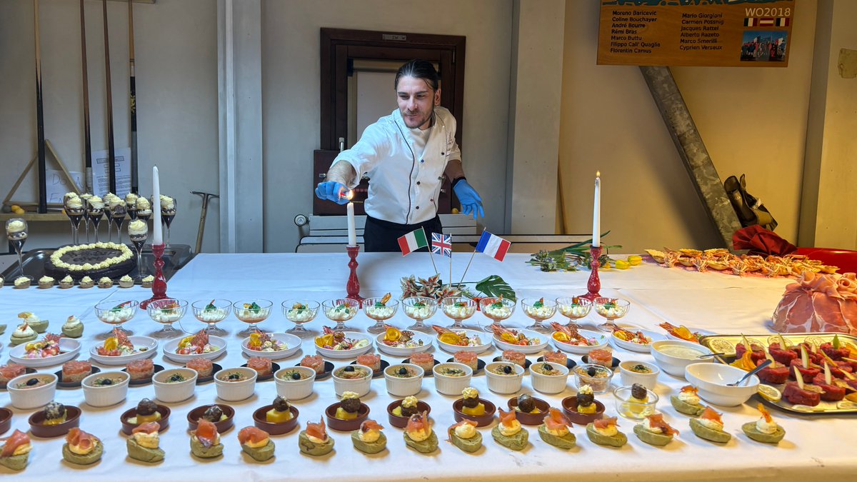 Nove mesi di isolamento in #Antartide per i 13 #winterover impegnati nella campagna inevernale presso la stazione #Concordia... per fortuna il cuoco è
𝙇𝙖𝙚𝙧𝙩𝙚 𝙋𝙞𝙘𝙖𝙣𝙤 👨‍🍳

#ItaliAntartide #vivilaspedizione
<a href="/CNRsocial_/">CNR Consiglio Nazionale delle Ricerche</a> <a href="/ENEAOfficial/">ENEA</a> <a href="/OGS_IT/">OGS</a> #PNRA #DC21
<a href="/mur_gov_/">Ministero dell'Università e della Ricerca</a>