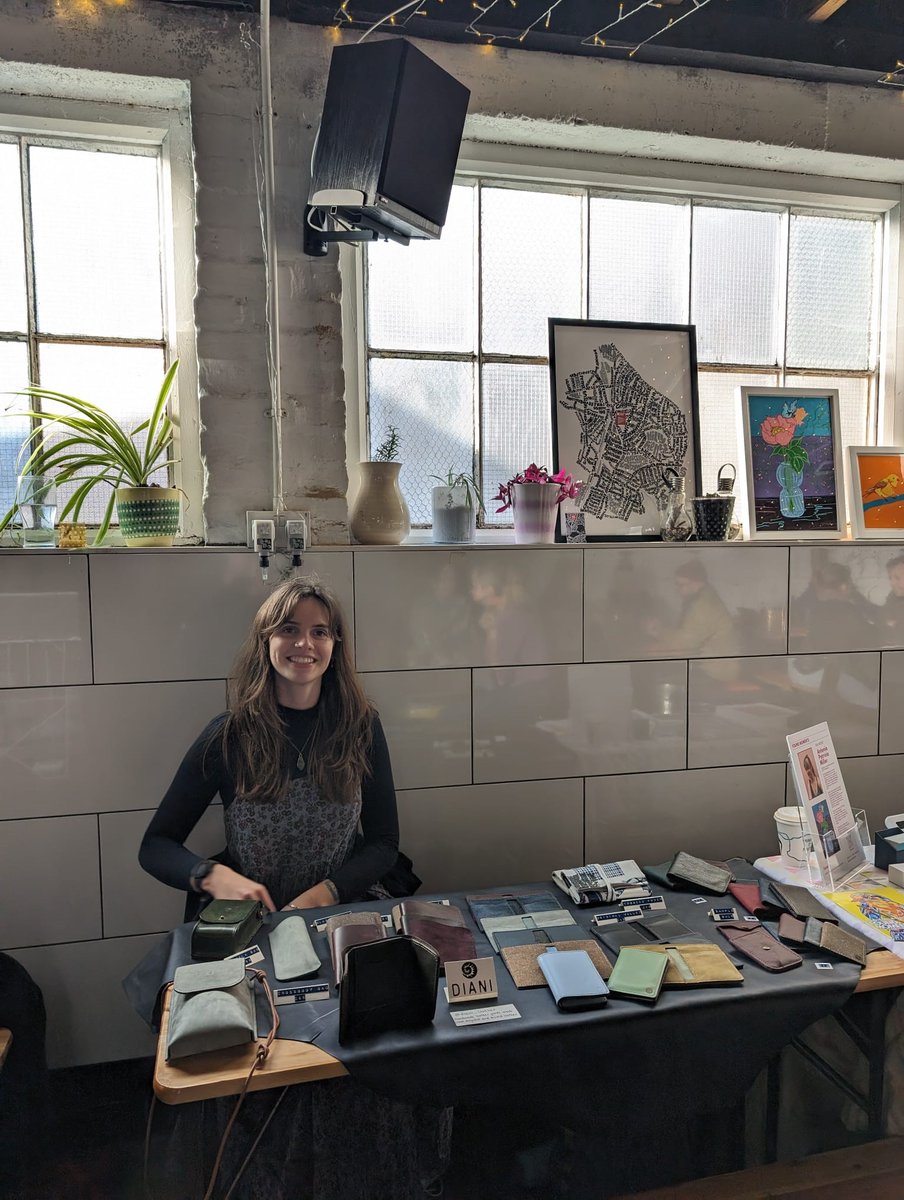 👜 Meet India, the artist behind DIANI – handmade leather goods crafted with zero machines + 100% love 💫

Using UK-sourced leather offcuts, she turns waste into timeless pieces.

See her work at the Young Traders Market, Earlham St – Sat 29 June!

#YTM #DIANI #CamdenMarkets