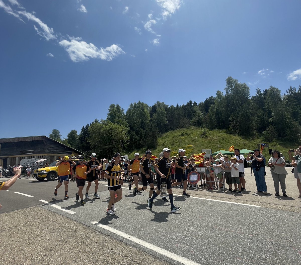 La #FamadelCanigó, entra a Catalunya per Coll d’Ares i viatja arreu dels Països Catalans gracias a milers de voluntaris. Cada poble li dona la benvinguda. A Ripoll arriba gràcies als corredors que ho fan possible, sempre amb la col.laboració d’Òmnium Cultural