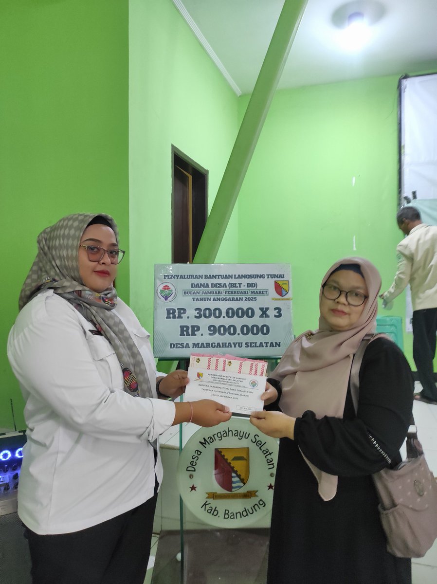 desamarsel_'s tweet photo. Penyaluran BLT (Bantuan Langsung Tunai) Dana Desa Tahun Anggaran 2025 Desa Margahayu Selatan dilaksanakan pada hari Rabu, 25 Juni 2025 di Aula Kantor Desa Margahayu Selatan. BLT ini berasal dari Dana Desa Tahap I Tahun Anggaran 2025.
#desamargahayuselatan
#BLTDD2025 https://t.co/abIrAJgc63