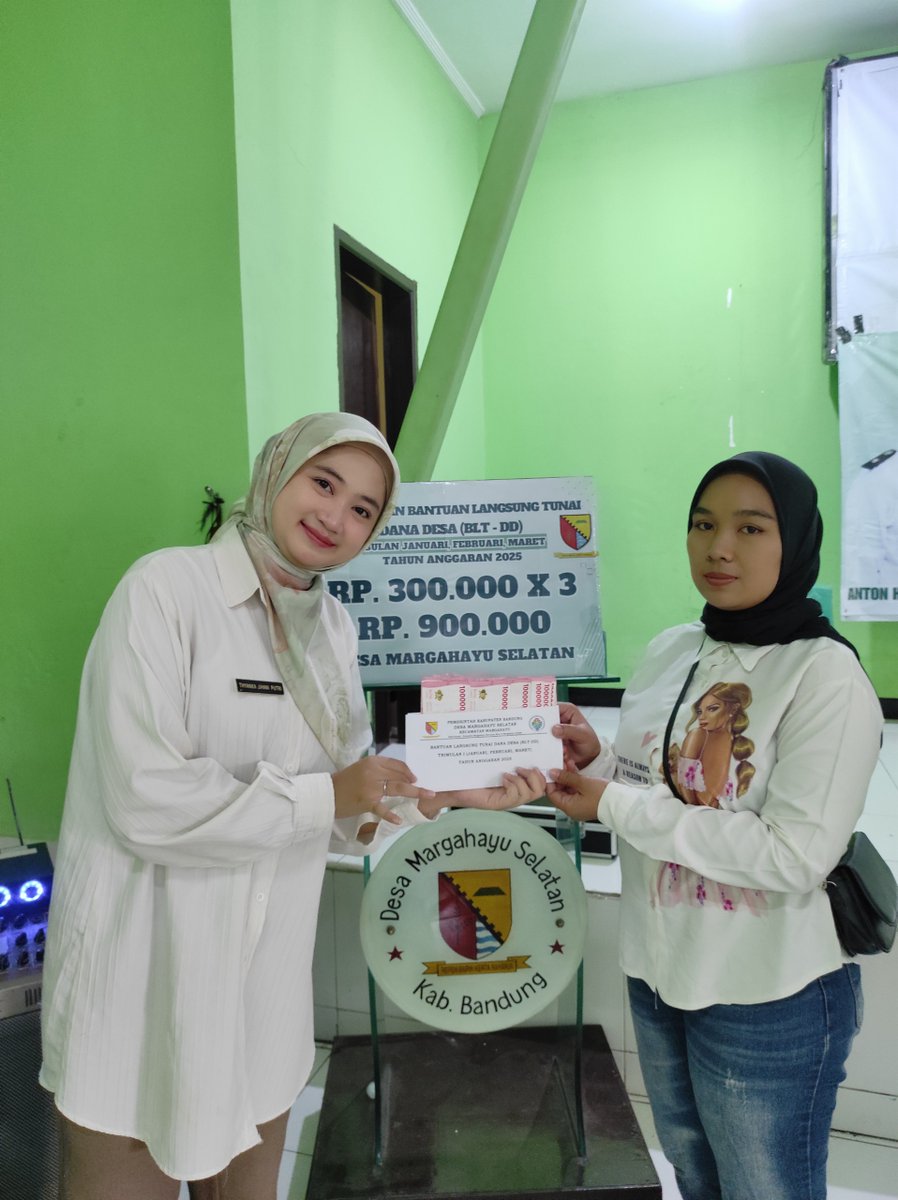 desamarsel_'s tweet photo. Penyaluran BLT (Bantuan Langsung Tunai) Dana Desa Tahun Anggaran 2025 Desa Margahayu Selatan dilaksanakan pada hari Rabu, 25 Juni 2025 di Aula Kantor Desa Margahayu Selatan. BLT ini berasal dari Dana Desa Tahap I Tahun Anggaran 2025.
#desamargahayuselatan
#BLTDD2025 https://t.co/abIrAJgc63