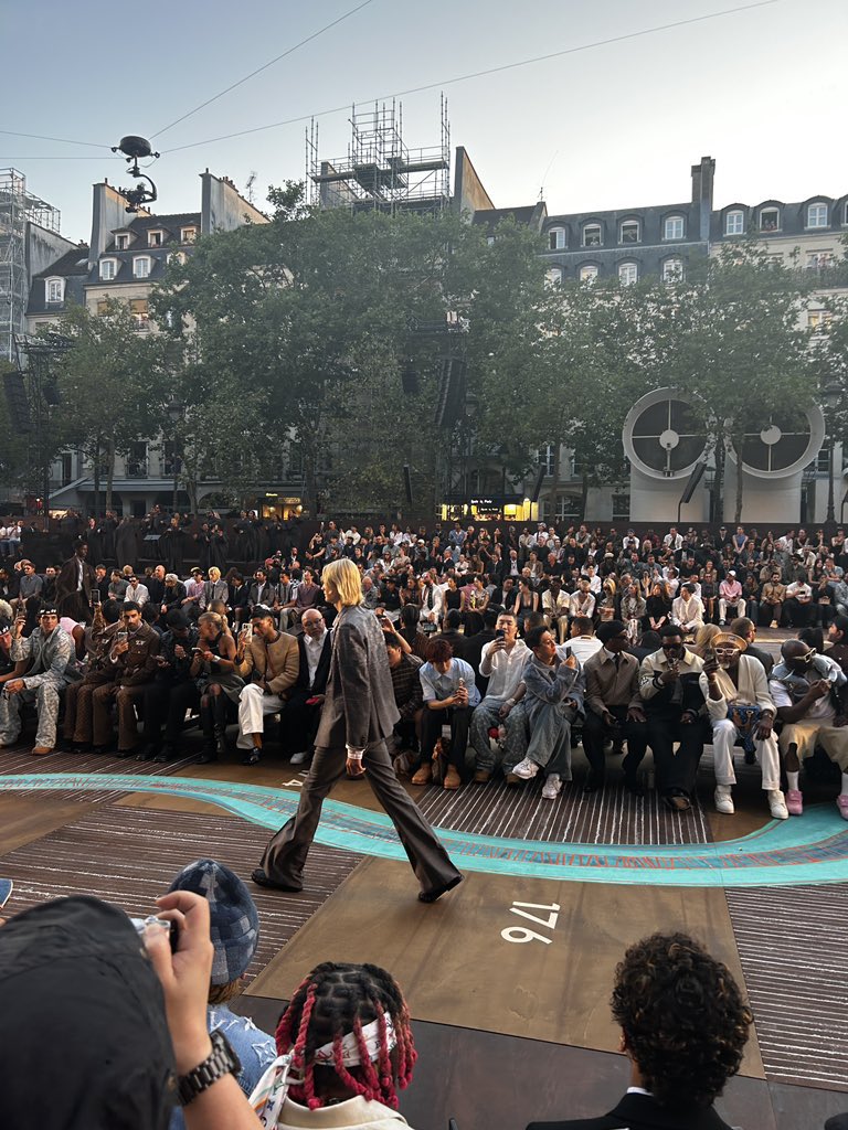 𝕏 Fashion field trip to #LVMenSS26 #PFW