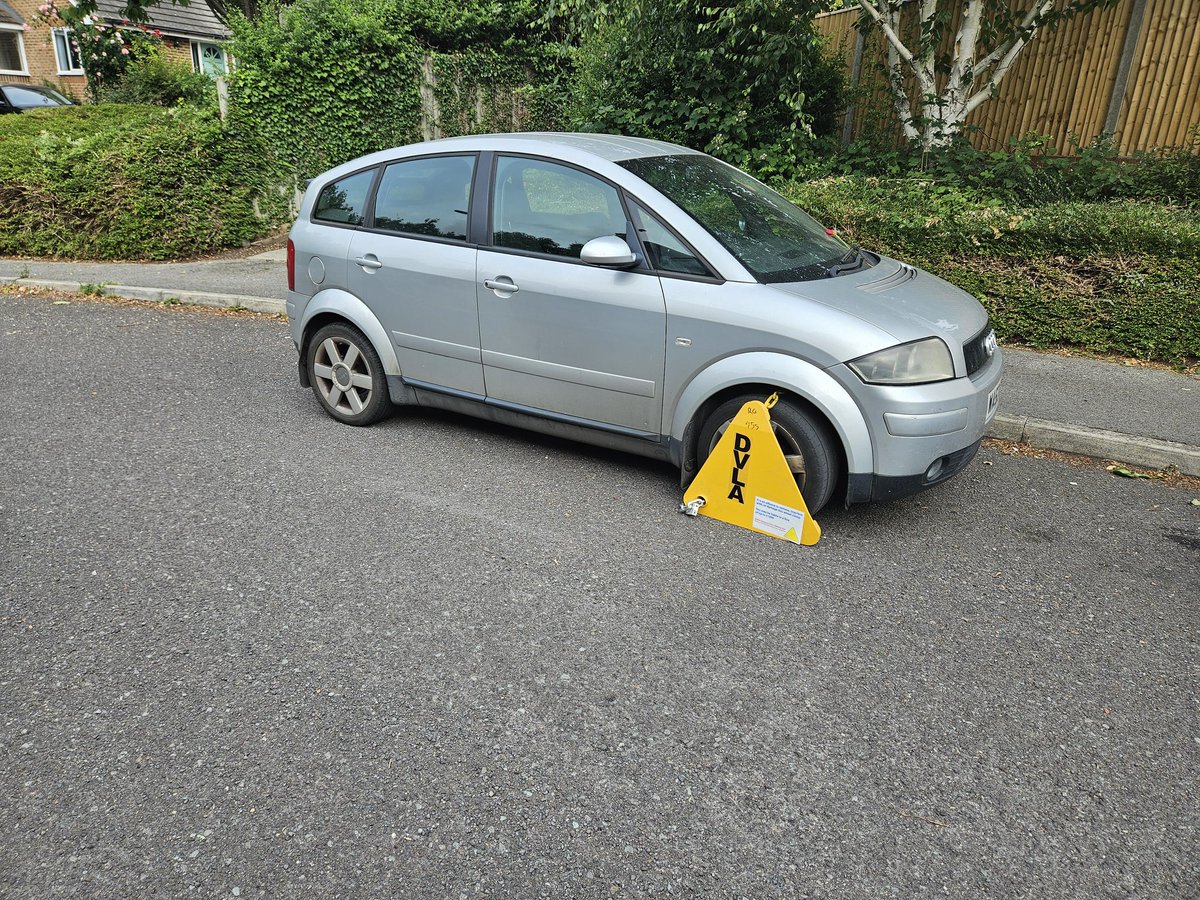 PavementParks's tweet photo. When you fail to comply with the requirements to keep your car on the road legally, don't be surprised if the D.V.L.A. turn up.
#clamped https://t.co/aLuQrULplt