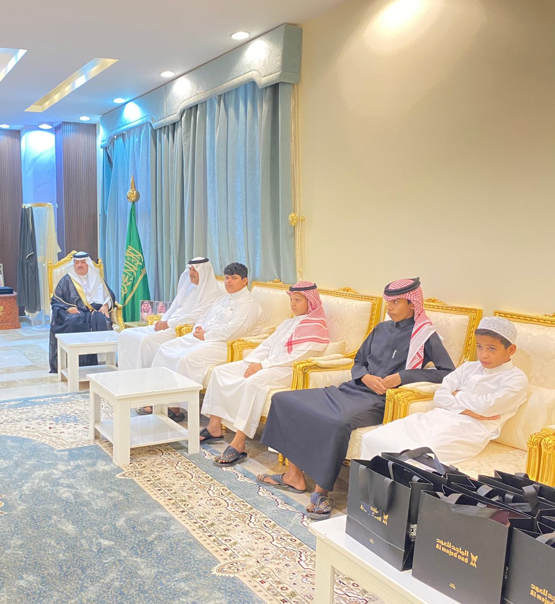 alhjrah2030's tweet photo. رعى سعادة محافظ الحجرة أ.بندر بن سويلم العضيله اليوم مبادرة تكريم الطلاب المتميزين دراسياً لهذا العام ١٤٤٦هـ من أبناء الأيتام والشهداء بهدايا ومبالغ مالية ، وتأتي هذه المبادرة ضمن المبادرات التي تقدمها المحافظه بالتعاون مع جمعية رعاية الأيتام بالحجرة.
#أخبار_الحجرة https://t.co/hB345xhkKd