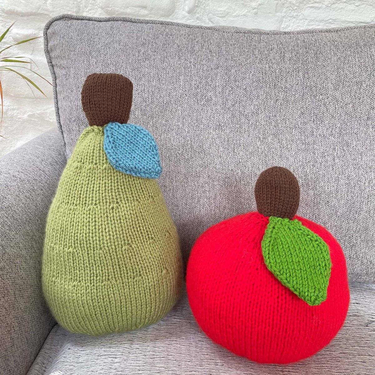 GiftHorseKits's tweet image. 🍎 🍐 It’s a #newpattern day- the newest addition to the Summer Fruits collection is this soft Apple and Pear mini cushion set. You can use pastel toned yarn for a dreamy nursery look, or go bold with bright colours for a fun sofa colour pop gifthorsekits.co.uk/apples-and-pea…