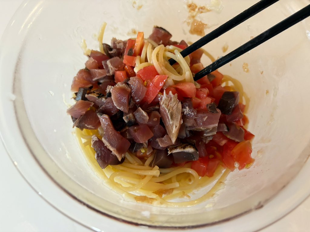 akari_hasegawa's tweet photo. カツオのたたき•トマトの梅バターパスタ。梅干し•バター•塩•オリーブオイル•おろしにんにく•茹でたパスタ•鰹•トマトを和えるだけ。アクセントに塩昆布を…！どれもよく知っている素材のはずなのに初めて出会う味。なぜ？！赤ワイン合わせるとエンドレスです。ぜひ…
https://t.co/w5KmjjjL16 https://t.co/LVcFNhmjo7