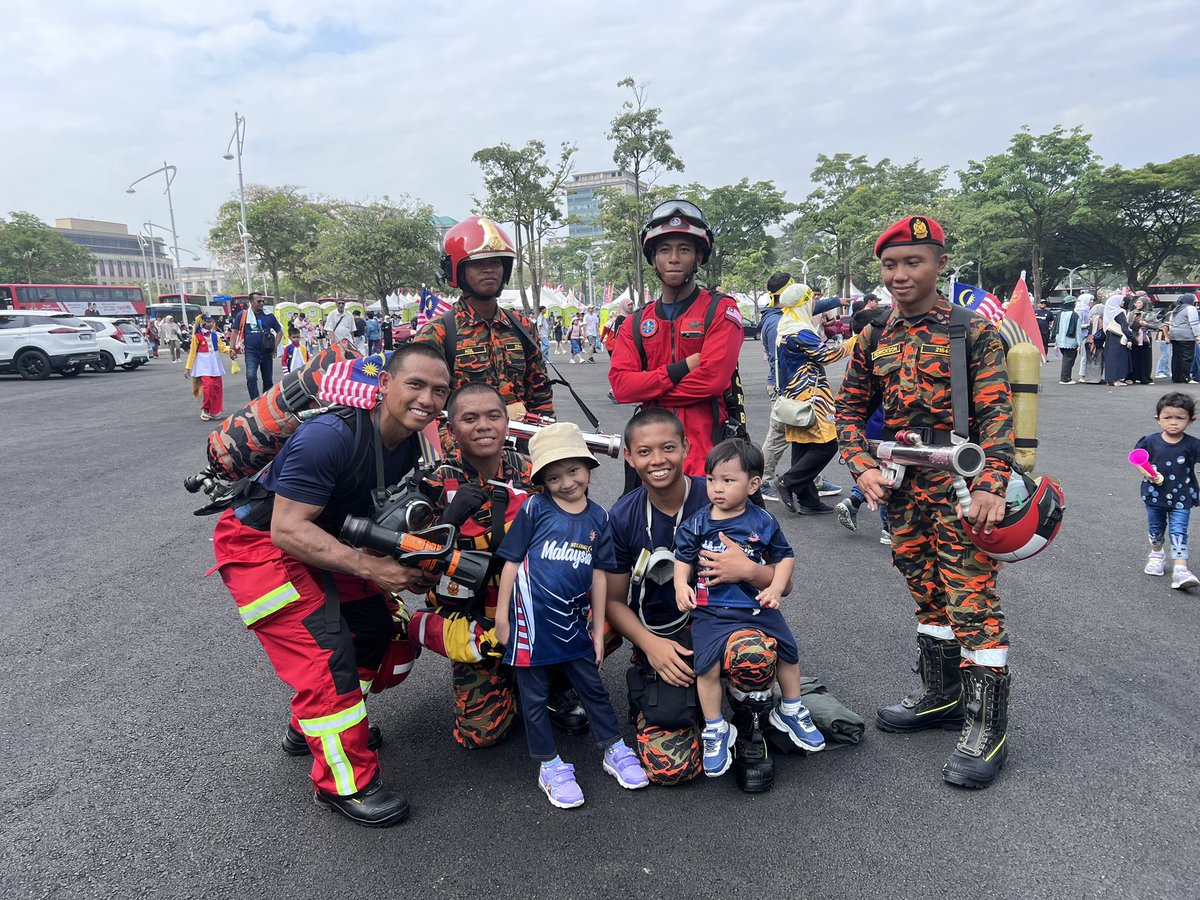 alynyusoff's tweet photo. Tahun lepas bawak anak-anak pergi tengok perarakan, seronok deme weii. Tambah-tambah bila pakai jersi Malaysia tu, semangatt 🇲🇾

Tahun ni bercadang nak pergi lagi, tapi nak pakai baju design lain pulak kot hehe 😝 

👕 https://t.co/eHTGrbJMam https://t.co/OiBVqznEgm