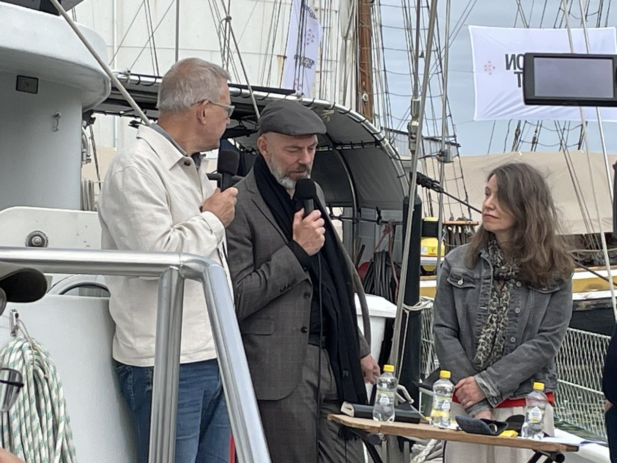 Nu är vi igång. Vad beror Jesustrenden på: Stefan tar upp att sekularismens projekt nått vägs ände. David nämner att 1900-talet präglats av icke-religiösa ideologier;
Nu vänder det. Josefine om att allt har relativiserats vilket lett till motreaktion
