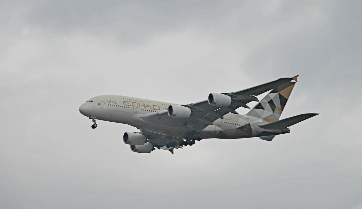 Cam3ra1's tweet photo. 🛫 Great to see two  @Airbus A380's at @TorontoPearson! From @emirates and @etihad. #aviation #Toronto #Canada #Ontario #airbus @flightradar24 https://t.co/OuIAh4lQUj