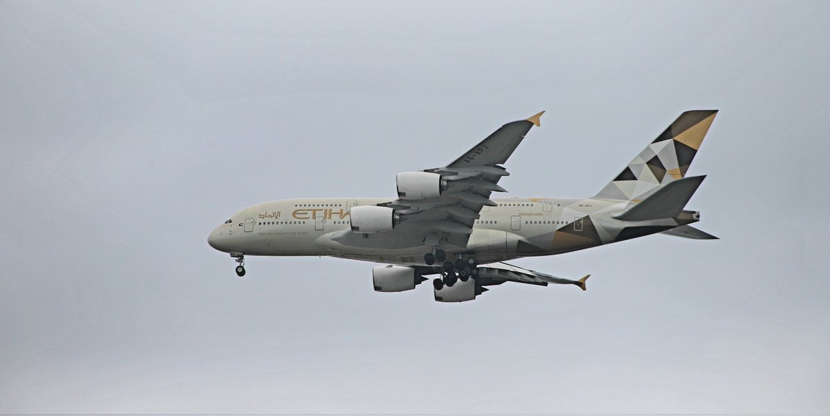 Cam3ra1's tweet photo. 🛫 Great to see two  @Airbus A380's at @TorontoPearson! From @emirates and @etihad. #aviation #Toronto #Canada #Ontario #airbus @flightradar24 https://t.co/OuIAh4lQUj