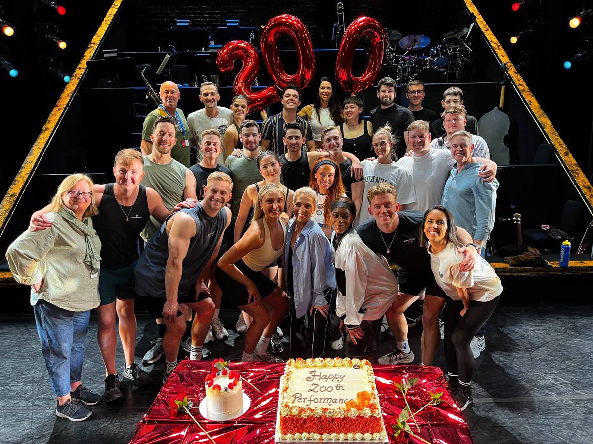 ChicagoOnStage's tweet photo. Extra Extra! Tonight we’re celebrating our 200th performance of #ChicagoUKTour. 💋🖤

Thank you to our dazzling audience who cheer our stars on every night! ✨ https://t.co/Kc1jR4Og7a