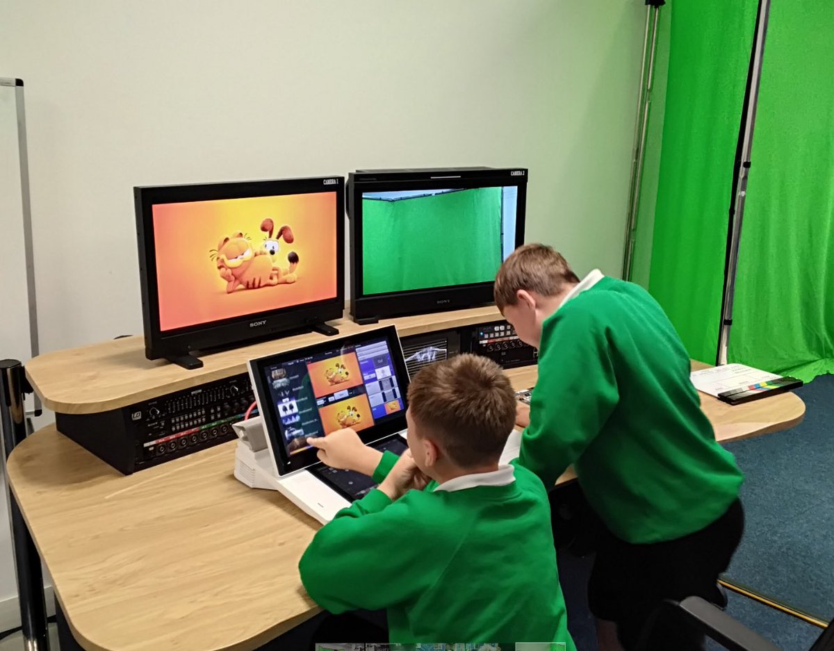 StDavidsCiWPrm's tweet photo. Dosbarth Severn (Y4) have had a lovely day at @SonyUKTEC learning how to make their own ‘Film in a Day’ 🎬📽️ We’ve had actors, directors, cameramen, costume designers and prop runners! 😎 #stdavidsciwSevern #stdavidsciwSTEM #stdavidsciwAmbitiousCapable https://t.co/SlPyozcWKt