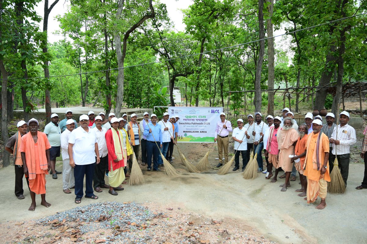 Mahalaxmi_MCL's tweet photo. As part of #SwachhataPakhwada2025, a Cleanliness Drive was held on 25th June at Rushi Gumpha, a heritage site.
GM/PO Shri A.K. Ojha &amp; officials led the drive, promoting sustainable practices. Jute bags were distributed to encourage plastic-free living. #MCL #CleanIndia https://t.co/yUpLbhi2YE