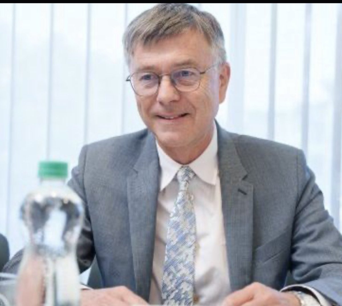 Rada České televize dnes v šestém kole volby zvolila novým generálním ředitelem Hynka Chudárka, dosavadního obchodního ředitele ČT.

Chudárka podporuje skupina radních kolem Pavla Matochy, kterou podle zdrojů dosadili “extrémistické SPD a hlavní hybatel dění v ANO Jaroslav