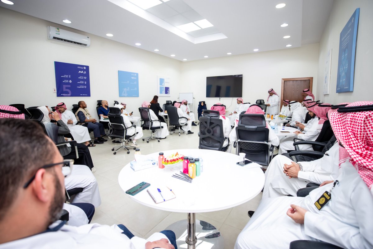 تغطية | 📸  
الرئيس التنفيذي لـ #تجمع_حفرالباطن_الصحي
يلتقي بسفراء تجربة المريض للرحلات العلاجية في وزارة الصحة، وذلك على هامش ورشة عمل أقيمت بمقر التجمع، بهدف تعزيز التعاون لتحقيق نظام رعاية صحية أكثر فعالية لرحلة المريض.