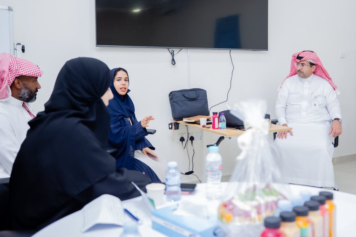 HBHCluster's tweet photo. تغطية | 📸  
الرئيس التنفيذي لـ #تجمع_حفرالباطن_الصحي
يلتقي بسفراء تجربة المريض للرحلات العلاجية في وزارة الصحة، وذلك على هامش ورشة عمل أقيمت بمقر التجمع، بهدف تعزيز التعاون لتحقيق نظام رعاية صحية أكثر فعالية لرحلة المريض. https://t.co/rfqji9lfml