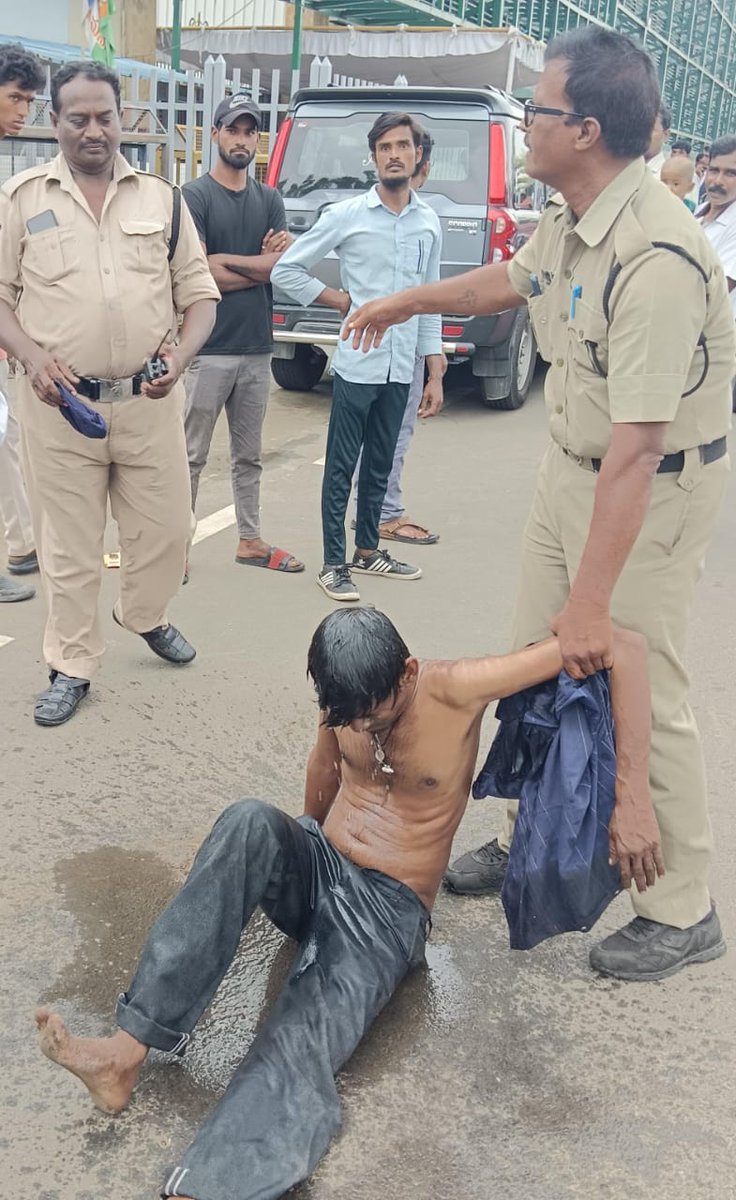 Vishnu Vardhan Reddy (@re64747vishnu) on Twitter photo గుంటూరు జిల్లా..
తాడేపల్లి
మాజీ సీఎం జగన్ మోహన్ రెడ్డి నివాసం వద్ద పెట్రోల్ పోసుకుని ఆత్మ హత్యకు పాల్పడ్డ యువకుడు
అడ్డుకున్న పోలీసులు.
నంది వెలుగుకు చెందిన ఆటో డ్రైవర్ తోట గోపి గా గుర్తింపు .
కూటమి నేతలు తన కుటుంబాన్ని బెదిరిస్తున్నారని <a href="/ysjagan/">YS Jagan Mohan Reddy</a> ను కలిసేందుకు వచ్చినట్లు గుంటూరు జిల్లా..
తాడేపల్లి
మాజీ సీఎం జగన్ మోహన్ రెడ్డి నివాసం వద్ద పెట్రోల్ పోసుకుని ఆత్మ హత్యకు పాల్పడ్డ యువకుడు
అడ్డుకున్న పోలీసులు.
నంది వెలుగుకు చెందిన ఆటో డ్రైవర్ తోట గోపి గా గుర్తింపు .
కూటమి నేతలు తన కుటుంబాన్ని బెదిరిస్తున్నారని <a href="/ysjagan/">YS Jagan Mohan Reddy</a> ను కలిసేందుకు వచ్చినట్లు