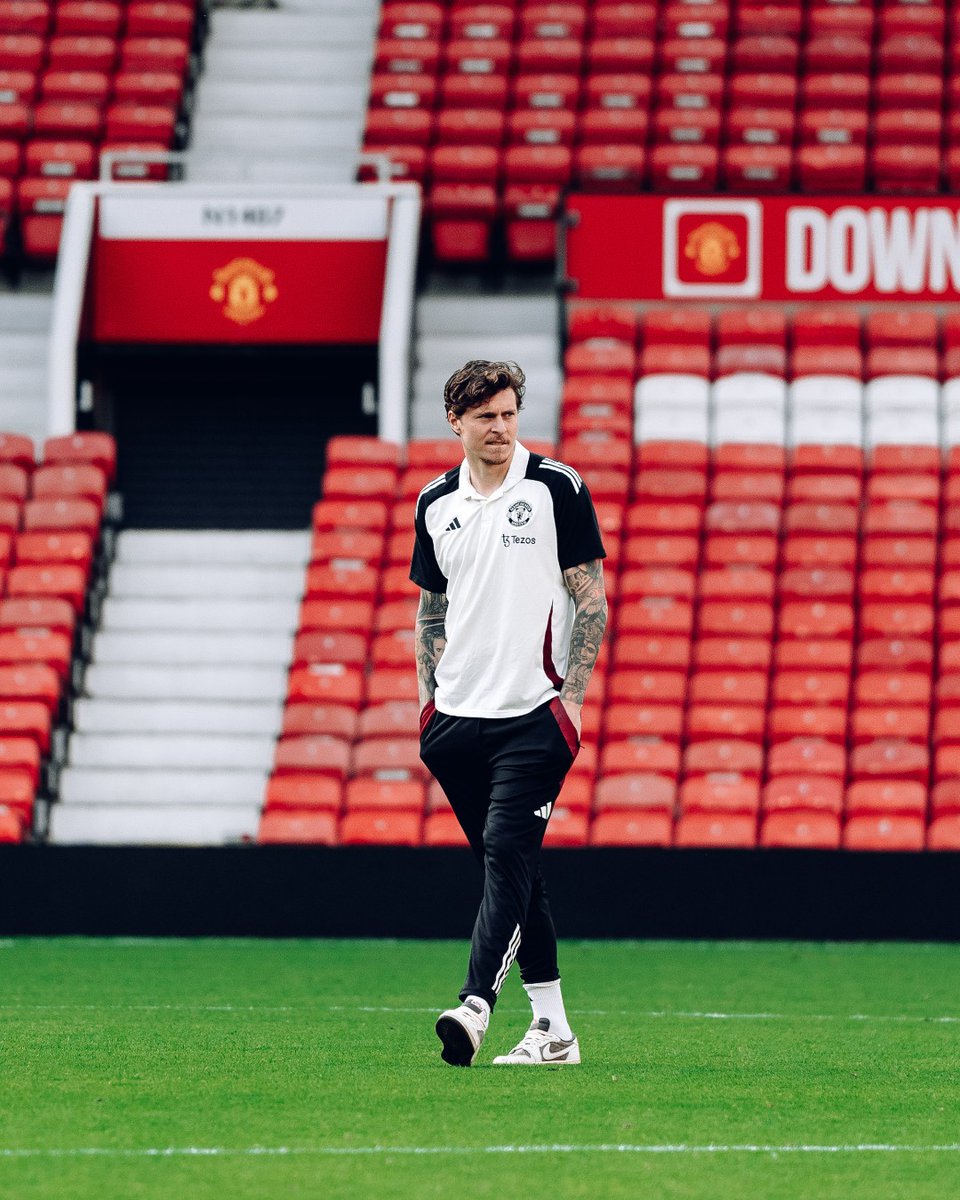 From that first day at Carrington in 2017 to that final game at Old Trafford in 2025 — thank you for everything, @VLindelof ❤️