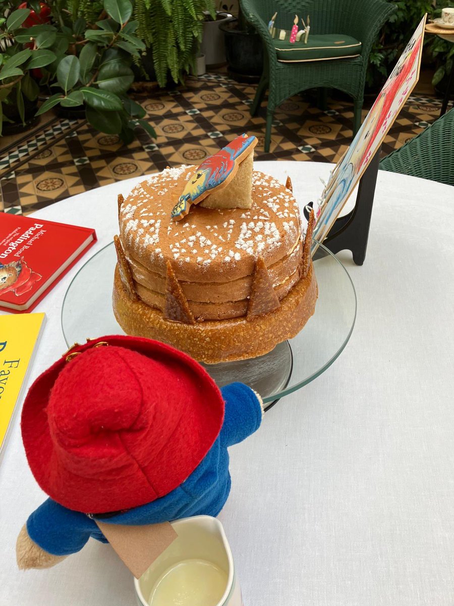 Happy birthday Paddington!!!
His friends gathered to celebrate his birthday with Victoria sponge cake with marmalade🎂!!  
Marmalade sandwich is hiding behind Paddington biscuit on top 😋