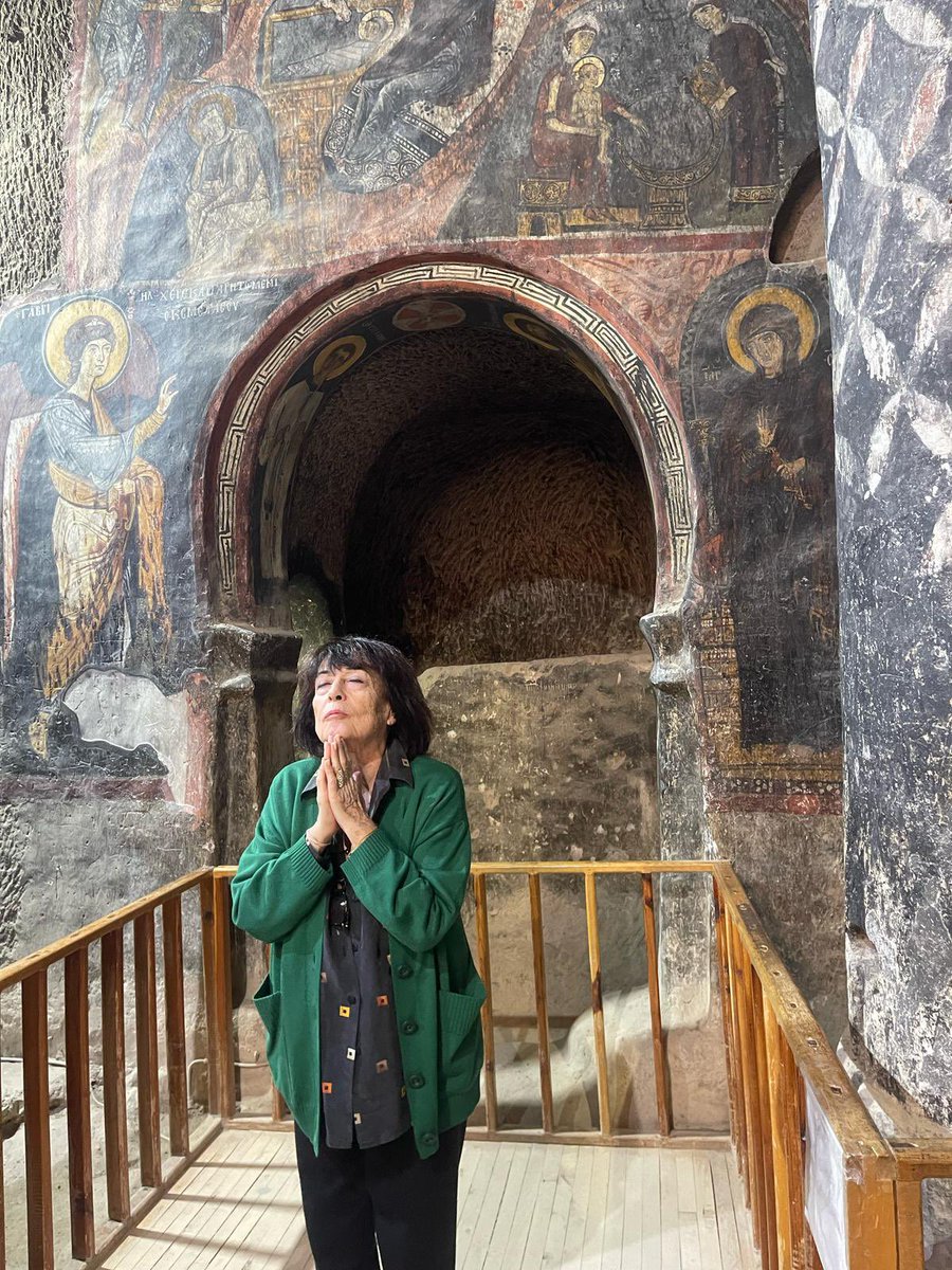 Heyecan dorukta. <a href="/tiyatrokare/">Tiyatrokare</a> bünyesinde 15 yıldır beraber çalıştığımız Suna Keskin ustamız biraz sonra Özdemir Nutku Tiyatro Onur Ödülü alıyor.61 yıldır kesintisiz olarak sahnede olan Suna Ablama bu heyecan verici günde,bu saygın ödül için İzmir’de eşlik etme onurunu yaşıyorum.