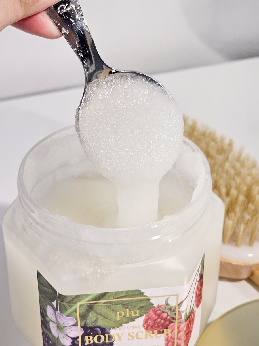 ตั้งแต่ใช้สครับตัวมายังไม่มีอันไหนชนะใจได้เท่า plu เลยจริงๆ ทั้งคุณภาพ ทั้งฟีลลิ่ง กลิ่นเอย สครับน้ำตาลขัดผิวได้ทั้งตัว ✨️ กลิ่นหอมติดผิวดีมาก ช่วยขจัดเซลล์ผิวตายแล้ว ผิวแห้งกร้าน ขัดเท้าก็ฟินมาก เหมือนได้เท้าใหม่ 🥹 กระปุกนึงใช้ได้ยาวๆ เลย คุ้มมาก