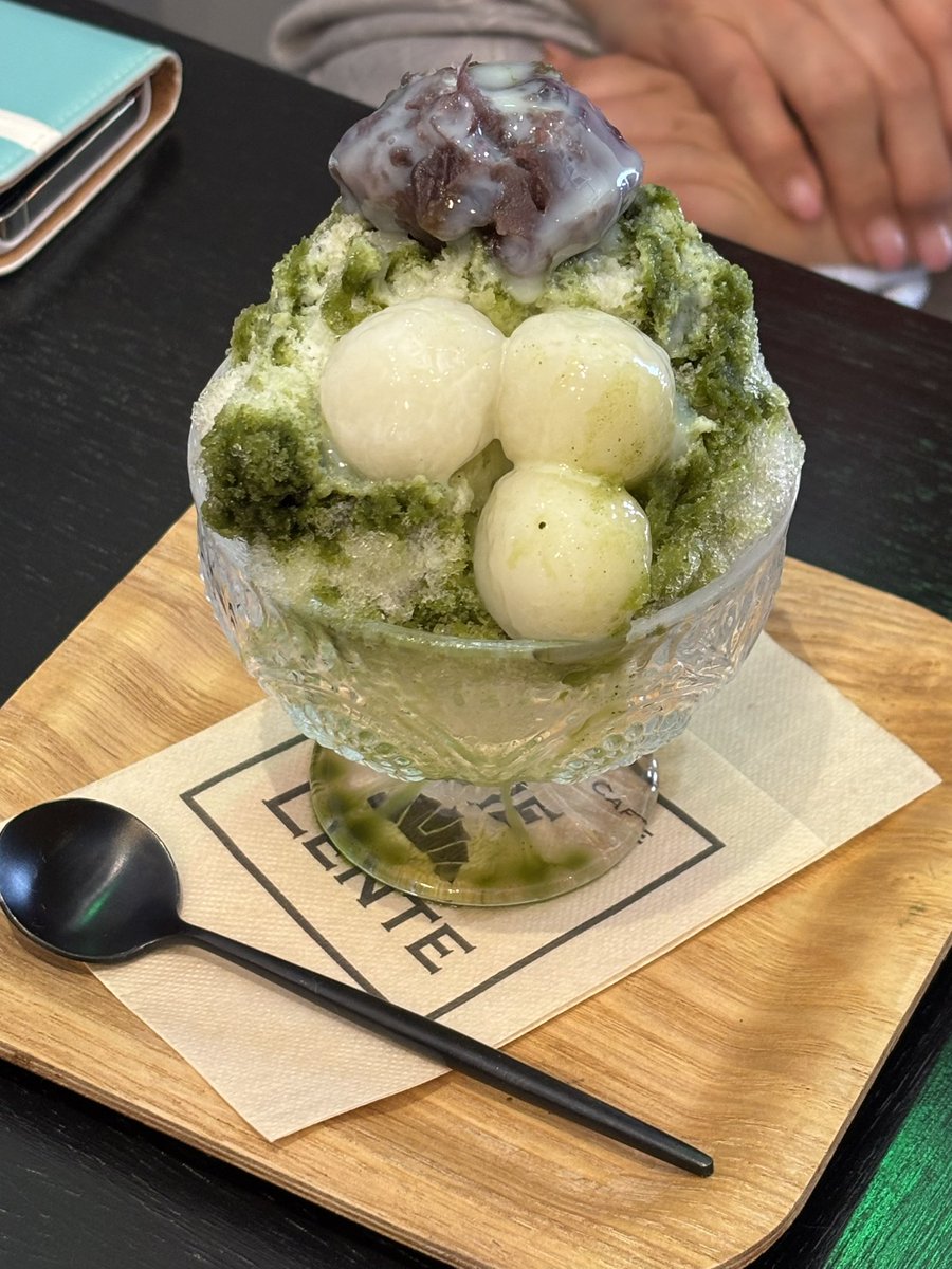 PyreneanVillage's tweet photo. 毎日暑いですね〜
っと言うことで
ヴィラントコーヒーさんのかき氷を食べに行きました🍧
どれも美味しい😋
サイズもちょうどよく
ひんやりと満喫できました
#greatpyrenees #グレートピレニーズ　#ピレ村　#ピレとの暮らし　#かき氷🍧 https://t.co/bK7fLc6adb