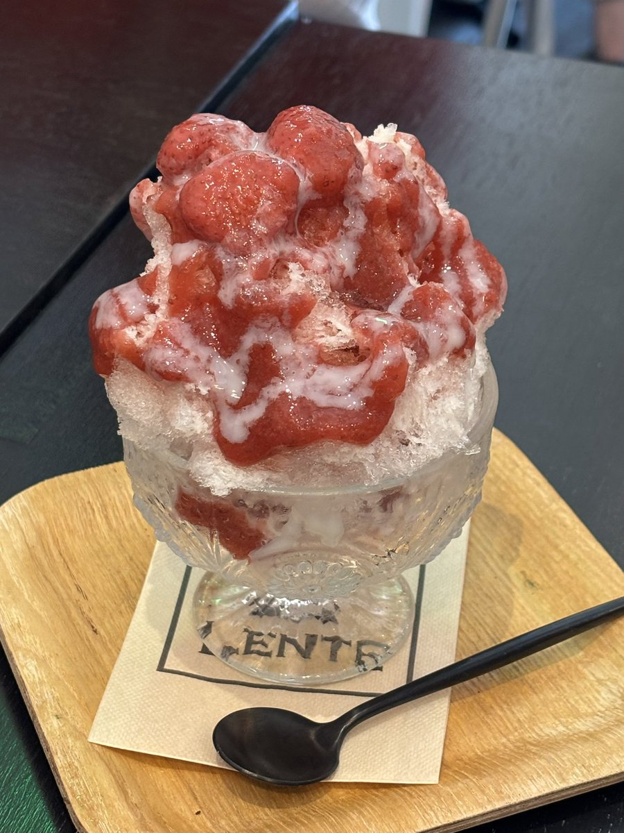 PyreneanVillage's tweet photo. 毎日暑いですね〜
っと言うことで
ヴィラントコーヒーさんのかき氷を食べに行きました🍧
どれも美味しい😋
サイズもちょうどよく
ひんやりと満喫できました
#greatpyrenees #グレートピレニーズ　#ピレ村　#ピレとの暮らし　#かき氷🍧 https://t.co/bK7fLc6adb