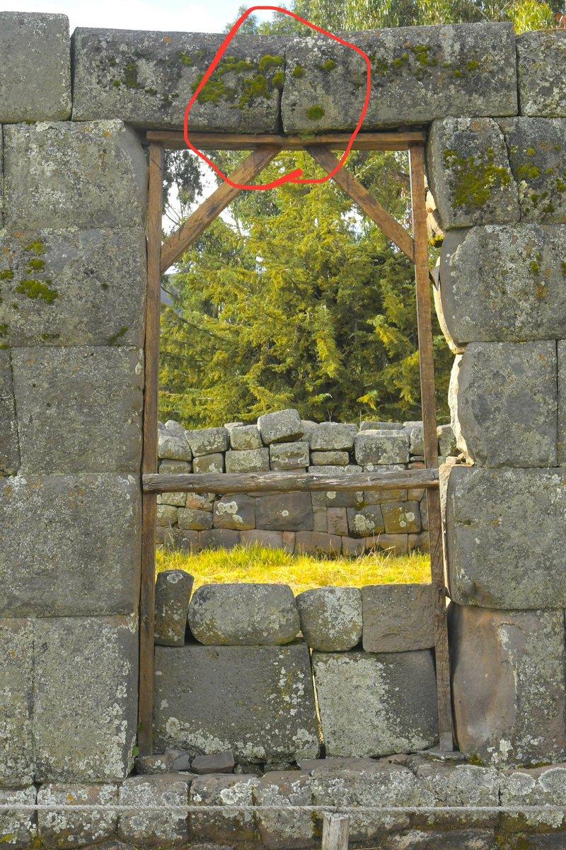 TonyTrupp's tweet image. This may be why the Inca constructed trapezoidal doors, windows, and niches.
Stone can support a lot of weight, but doesn’t have as much tensile strength, so is prone to cracking when flexed.
By shortening the top dimension, these lintel stones would be less likely to crack.