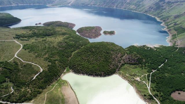 Die im Bezirk Tatvan von Bitlis gelegene Nemrut Caldera ist mit ihren einzigartigen Naturlandschaften und Seen in Blau- und Grüntönen einer der beliebtesten Orte für Camper, Naturliebhaber und Fotografen. Die Caldera, in der sich eine Eishöhle und ein Dampfschornstein befinden,