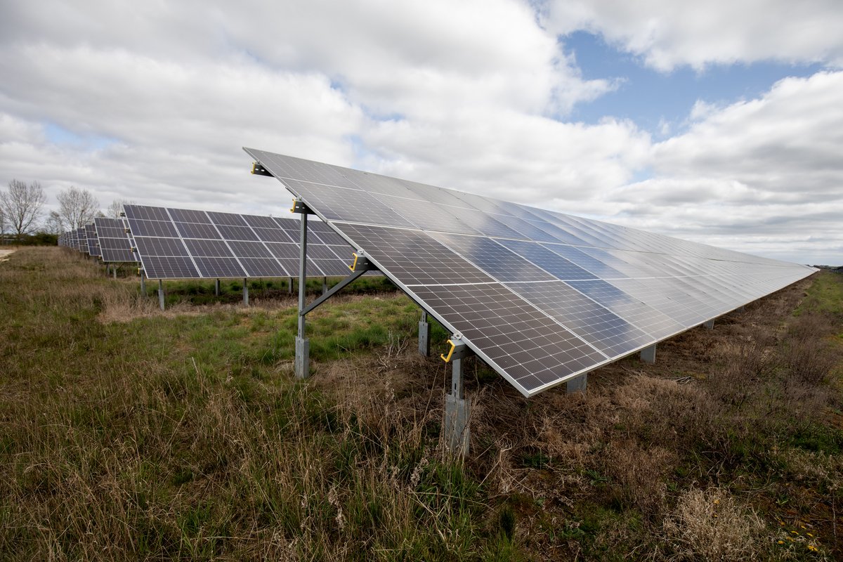 TfL's tweet image. We've signed a 15-year Power Purchase Agreement with @edfenergy 🙌
The contract will create:
-A new solar facility ☀️
-Power for London public transport 🚇
-A boost in National Grid renewables 🌱
-Around 400 green jobs 👷♂️
More info ⬇️
tfl.gov.uk/corporate/abou…
