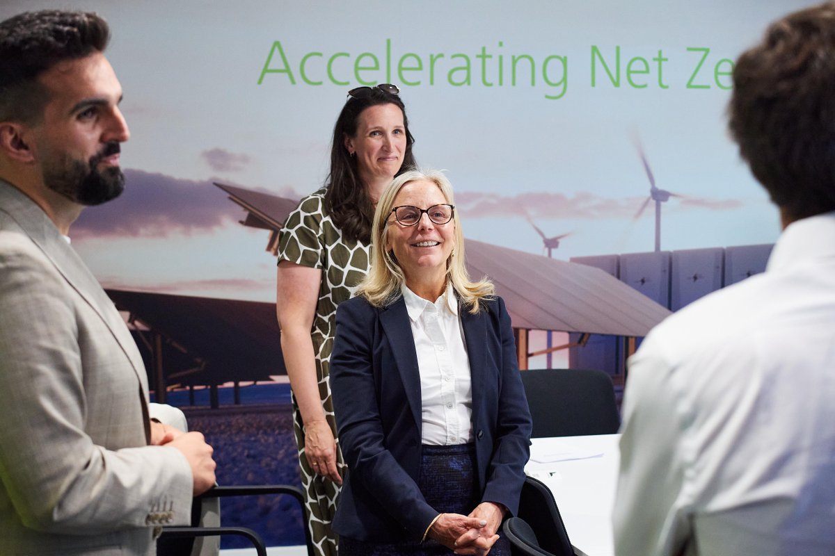 TfL's tweet image. We've signed a 15-year Power Purchase Agreement with @edfenergy 🙌
The contract will create:
-A new solar facility ☀️
-Power for London public transport 🚇
-A boost in National Grid renewables 🌱
-Around 400 green jobs 👷♂️
More info ⬇️
tfl.gov.uk/corporate/abou…
