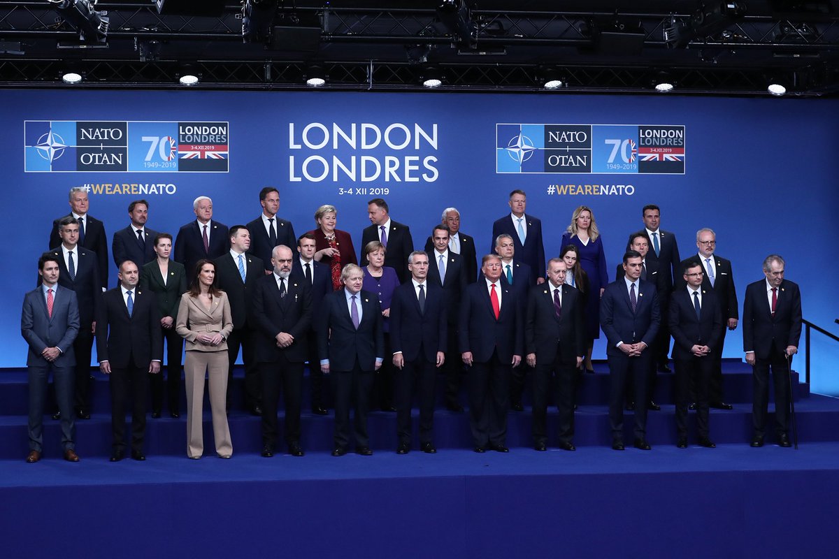 SoyMmadrigal's tweet photo. A ver
El protocolo establece las posiciones de la foto. Normalmente se colocan en orden alfabético en inglés 
“Casualidades” hacen que España (Spain) esté al lado de Turquía
2018,2019,etc lo muestran https://t.co/Lq7vKVbOFc