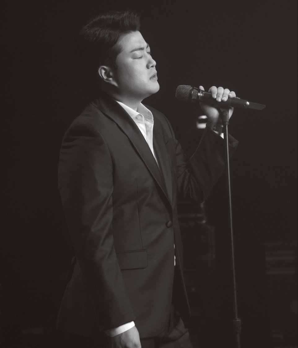 크로스오버로 장르의 경계를 허물고, 클래식을 대중에게 더욱 친숙하게 전달해 주는 아티스트
김호중 
#김호중_더클래식앨범 
#KIMHOJOONG_NESSUNDORMA
 #김호중노래 #김호중세상 #김호중아리스
#김호중 #KIMHOJOONG 
#TVAROTTI 
#김호중공식팬카페_트바로티
🌐네순도르마🌐
youtu.be/vpG8aKNw0T0