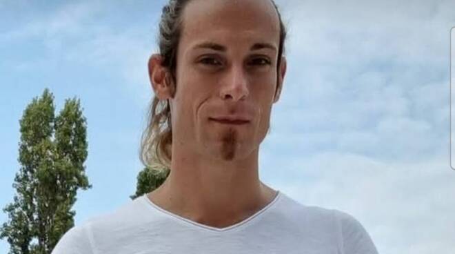 TV2000it's tweet photo. #NEWS - #Brescia, bimbo annegato a #Chiari, forse del #bagnino scomparso un corpo ritrovato
#MatteoFormenti , 37enne, ha fatto perdere le sue tracce a pochi giorni dalla morte del piccolo #MichaelConsolandi. 
#Formenti era impiegato nel parco acquatico di #Castrezzano, dove nei giorni scorsi è caduto in #piscina un bambino di 4 anni poi deceduto in ospedale.
Dopo l'allarme dei familiari si sono moltiplicati gli appelli sui social .
Si teme che possa essere il suo cadavere quello trovato in un parco a #Cologne nel Bresciano. Sul luogo del ritrovamento del corpo c'era parcheggiata l'auto dell'uomo.

#25giugno
