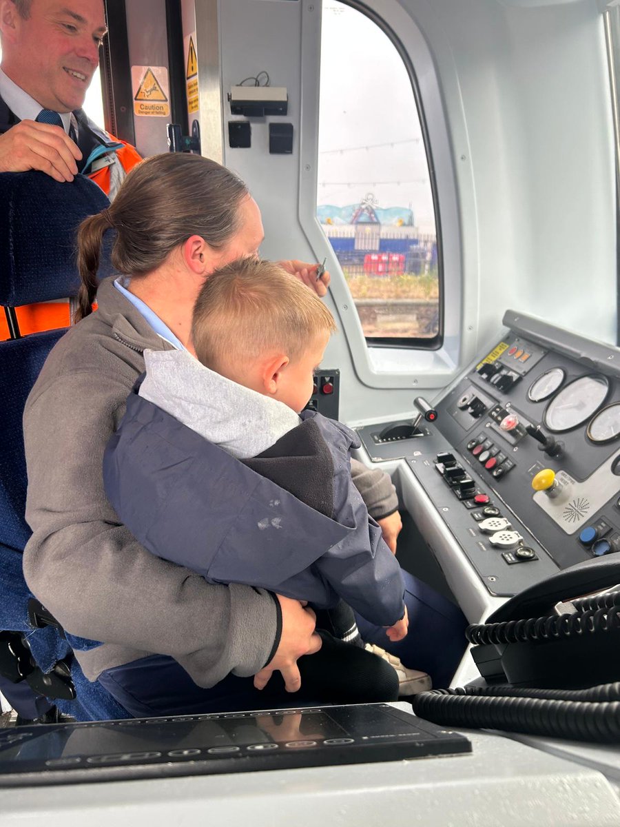 HelpStAndrews's tweet image. It was full steam ahead for Andy's patient Leo, who visited Cleethorpes Train Station for an exclusive tour of the TransPennine Class 185 Engine.
Thank you TransPennine Express for making Leo's day 🧡
Read more about Leo's day out at ow.ly/9XVf50WfZEq