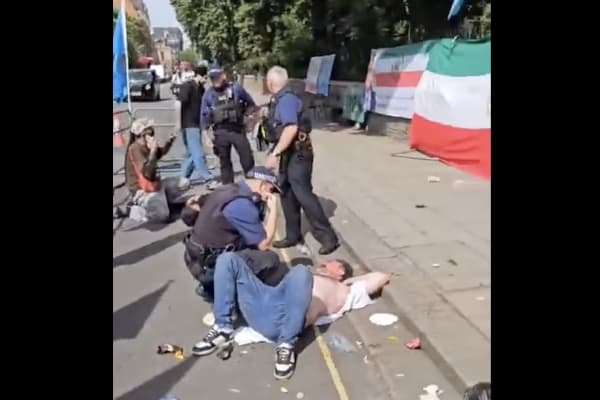 all_israel_news's tweet image. Iranian protesters with Israeli flags attacked by IRGC supporters in London ow.ly/U9Wo106cQRC

 #IranProtests #IRGC #ProIsrael #Iran #MiddleEast #LondonProtests