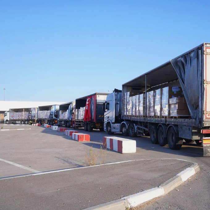 🚛🚛🚛🚛🚛
150 camions d’aide humanitaire transportant de la nourriture, des aliments pour bébés et du lait infantile, ainsi que des fournitures médicales et des médicaments, ont été acheminés vers le nord de la bande de Gaza via le passage de Zikim, et vers le sud par le passage