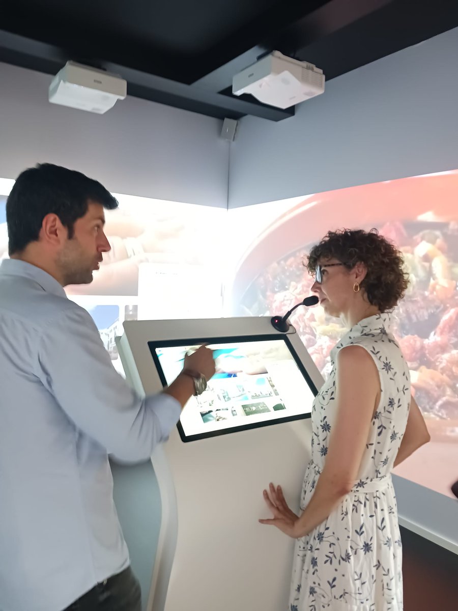 Ya se puede visitar en <a href="/BenidormAyto/">Benidorm</a> el "Xato Cube", un espacio que muestra la oferta turística y sugiere propuestas a través de IA.

La Directora de Innovación O. Estrella ha participado en la inauguración de este proyecto de Benidorm, Altea, La Nucia y el Rest. <a href="/xatoicristinaf/">El Xato i Cristina Figueira</a>