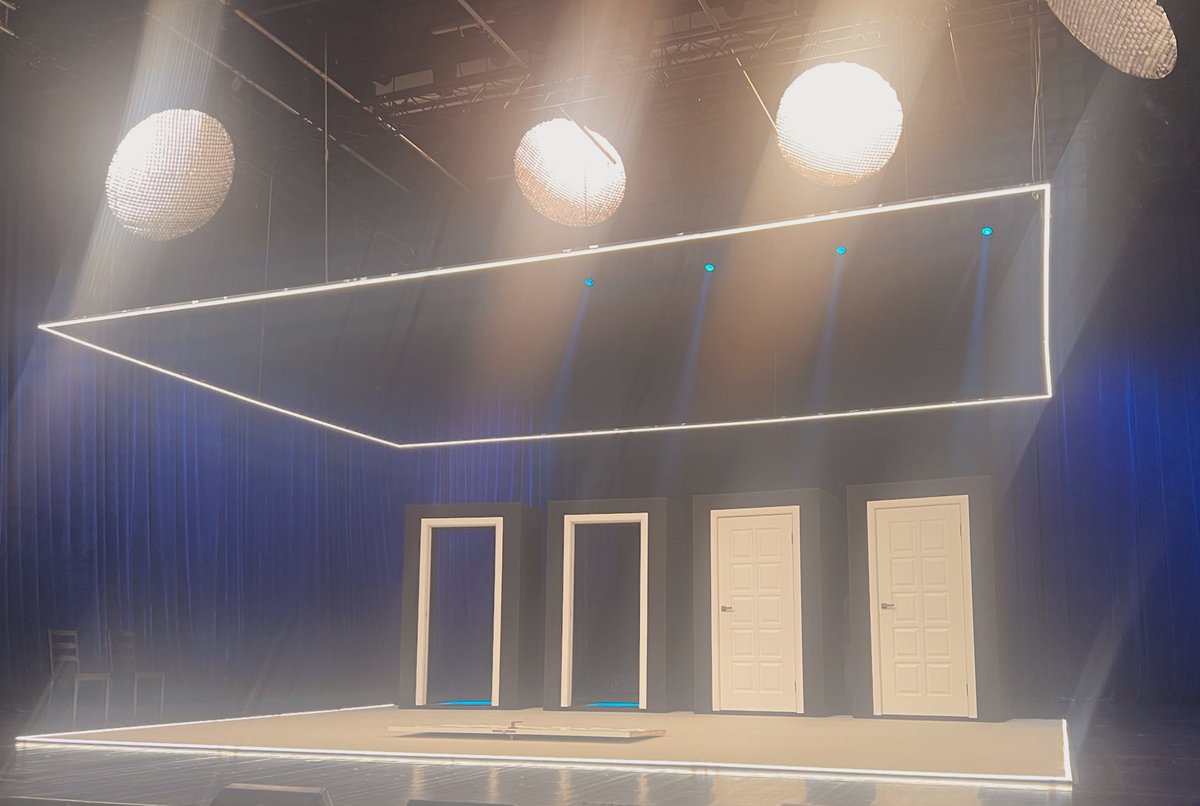 ой лол. чего только не придумывали парни из их нехитрого реквизита: дверей и стульев🤣😍