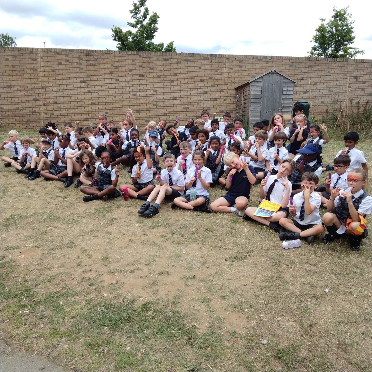 Year 2 have enjoyed their very special treat to celebrate working so hard on their SATS last week of a gorgeous ice lolly!  🍦you SMASHED it Y2, we are proud of you! 😘