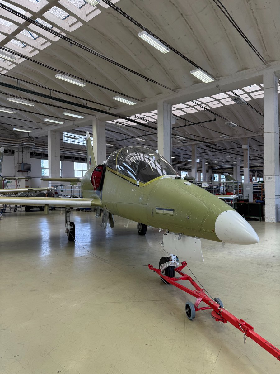✈️ Jak geopolitika a války na Ukrajině a Blízkém východě hýbou s trhy a zájmem o cvičná letadla Skyfox z dílny Aero Vodochody, která lze nasadit i do bojů (třeba v Iráku proti Islámskému státu)?
📉 Jako čerstvá náplava v Odoleně Vodě jsem byl na kondici místního Aera zvědavý.