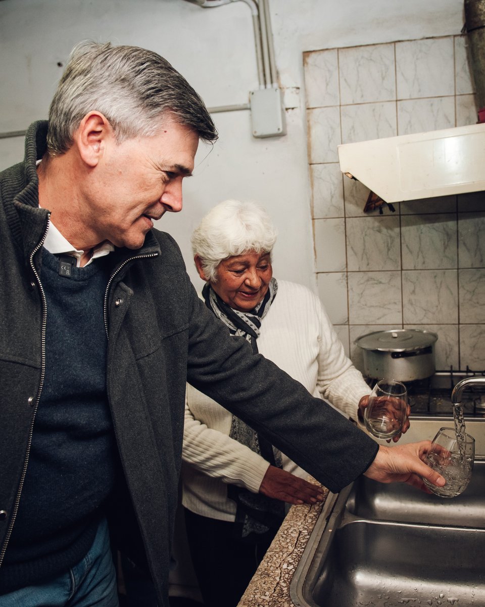 MuniCba's tweet photo. 🚰 Luego de 40 años, más de 350 vecinos ahora tienen agua potable en barrio Villa Las Cañitas.

🏘️ Acompañado de vecinos y vecinas, el intendente @PasseriniOk inauguró las obras de agua potable en este barrio de la zona sureste de #CórdobaCapital. https://t.co/5lWvS34IJl