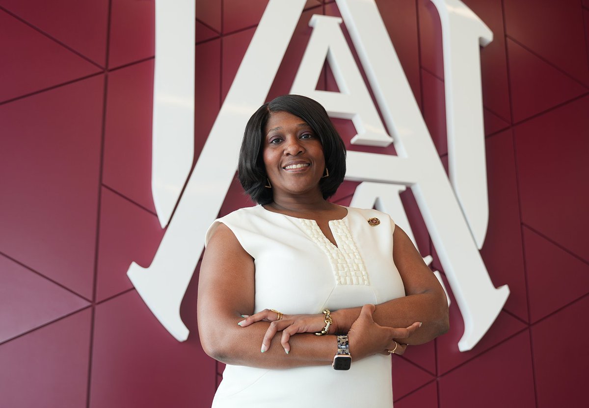 AAMU_Alumni's tweet image. AAMU General Counsel & Alumna, Rochelle Conley, is leading with purpose as a Torchbearer for the 150th Campaign; raising $102K and investing in student success. “This campaign is transformational. It’s about helping students start and finish.” #AAMU150 #Torchbearer #WeAreAAMU