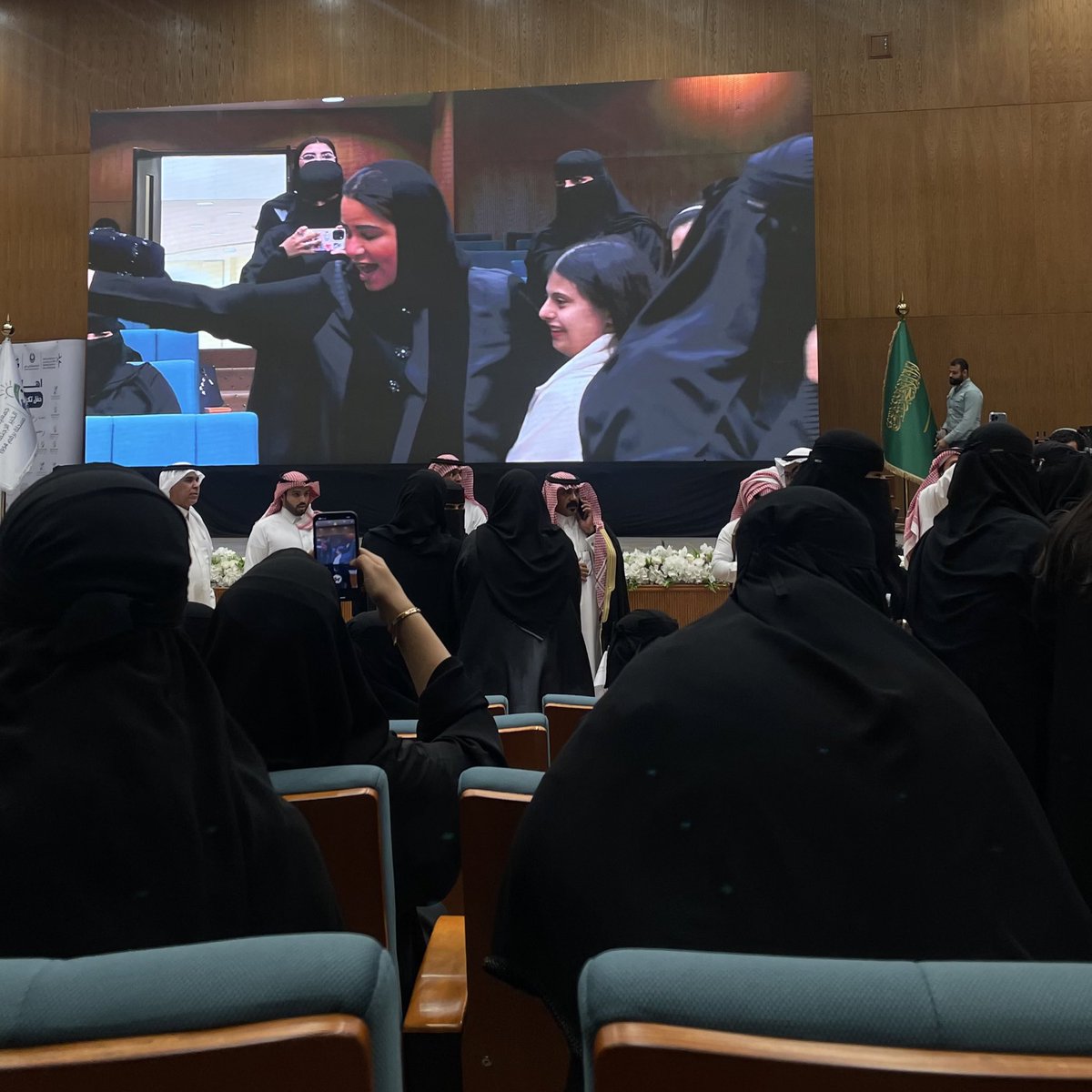 MadaTeem_'s tweet photo. ✨ تكريم فريق مدى التطوعي لمشاركته في مركز ضيوف الرحمن بالرياض بموسم حج 1446هـ، بحضور قائدة الفريق ندى إبراهيم.
🔅 برعاية كريمة من صاحبة السمو الملكي الأميرة نورة بنت فيصل،
وبحضور الأميرة د. أضواء بنت فهد، رئيس جمعية أضواء الخير،
ود. علي الشمراني، رئيس جمعية تكامل الصحية. https://t.co/eE6IO1zzRd